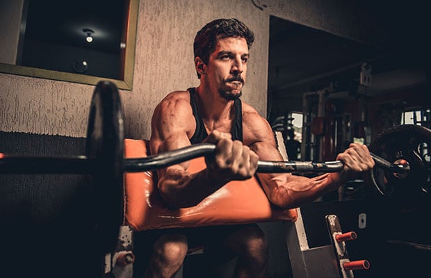 Homme faisant de la musculation