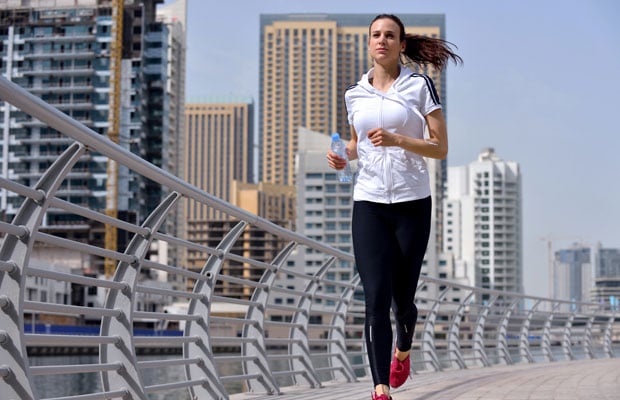 femme faisant jogging
