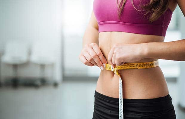 Femme mesurant son tour de taille